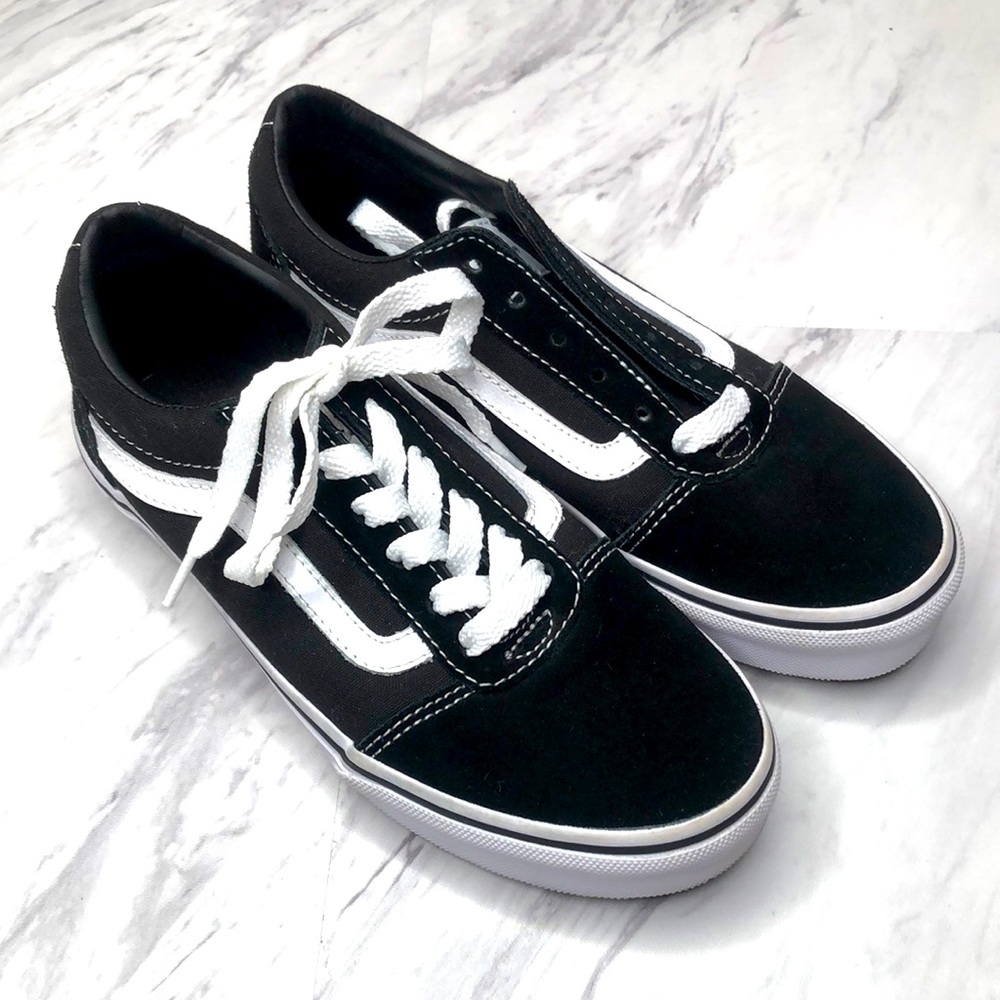 Like New! Vans Ward Lo Suede Sneaker, Youth 3 (Women’s 4.5 - 5)